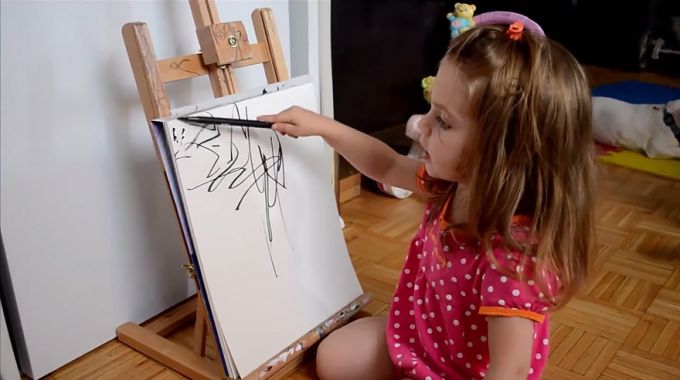 2 éves gyermeke firkáit változtatja művészi festményekké egy anyuka 2 éves gyermeke firkáit változtatja művészi festményekké egy anyuka