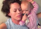 Szundizni akar az anyuka a kisbabával, de annak más tervei vannak - VIDEÓVAL