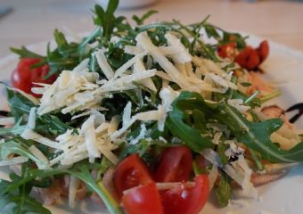 Rukkolás parmezános saláta - recept