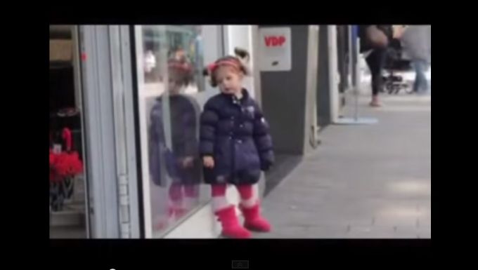 Amikor a felnőttek netfüggősége egy ártatlan gyermek életébe kerül - megrázó kisfilm Amikor a felnőttek netfüggősége egy ártatlan gyermek életébe kerül - megrázó kisfilm