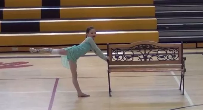 Az élni akarás csodája - a 8 éves kislány amputált lábbal is táncol