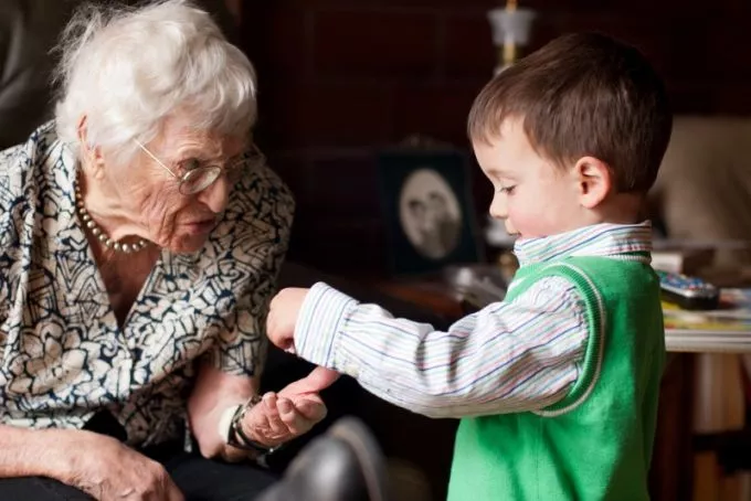 Mit engedhet meg unokájának a nagyi, ha ő vigyáz rá?