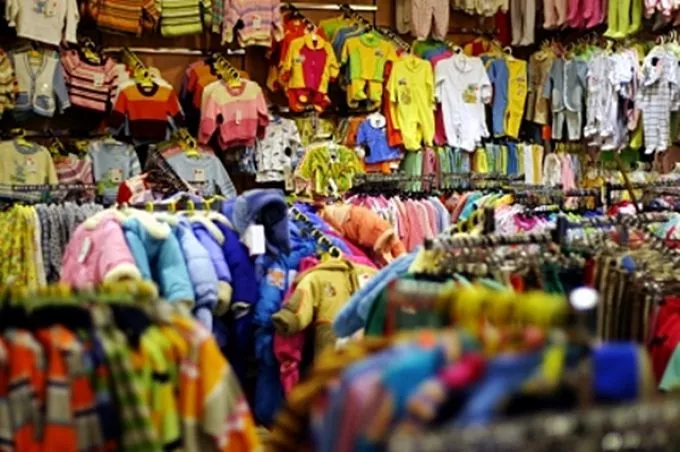 Fulladásveszélyes csecsemő- és kisgyermek ruhákat talált a fogyasztóvédelem