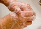 Mivel mossunk kezet?