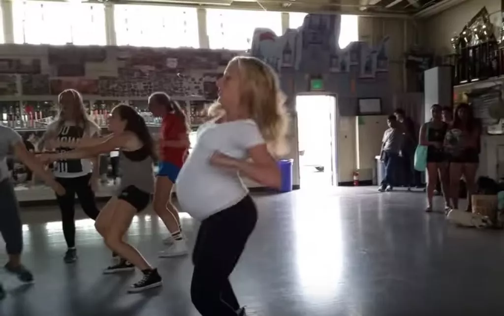 27 hetes kismama tánca