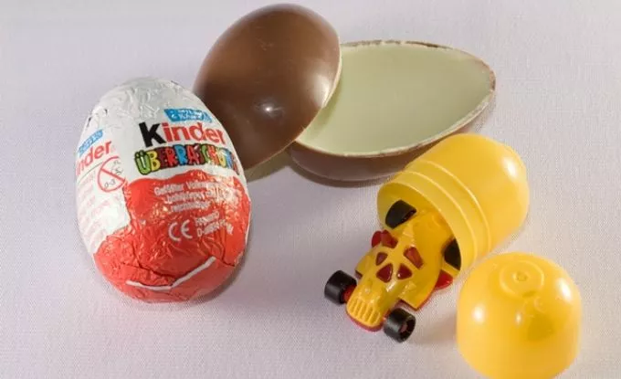 Megfulladt egy hároméves gyerek egy Kinder tojásba rejtett játéktól Franciaországban