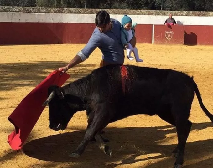 Öt hónapos kislányával a karján gyakorolta a viadalt egy torreádor Spanyolországban