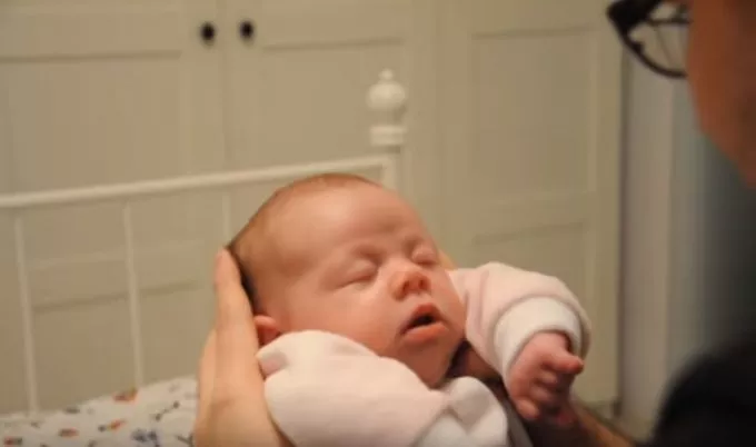 A trükk, amivel egy perc alatt el lehet altatni a kisbabát - lesd el te is!
