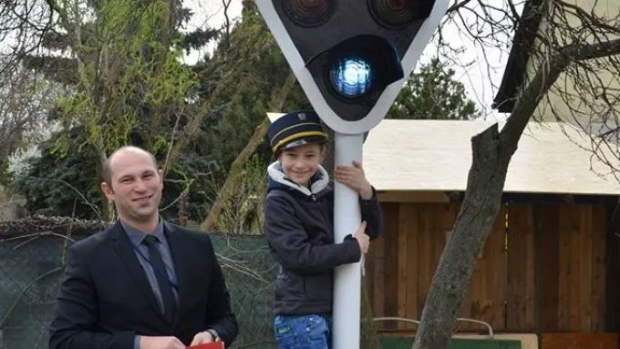 A MÁV hihetetlen ajándéka a vasútimádó, autista kisfiú számára