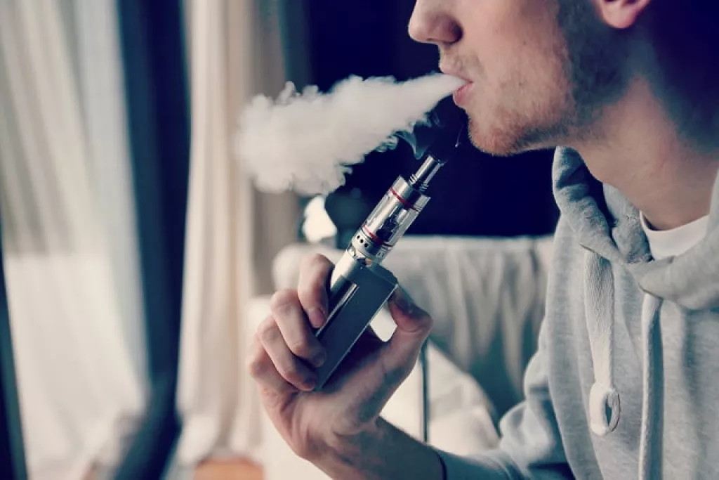 e-cigarettázó fiatal