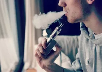 Az e-cigarettázó fiatal egy éven belül dohányos lesz