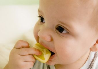 Amikor a babák először esznek citromot - VIDEÓ