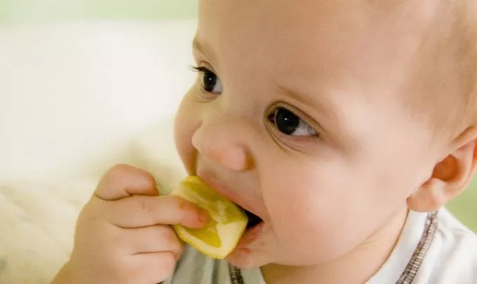 Amikor a babák először esznek citromot - VIDEÓ