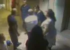A gyerekek szeme láttára támadtak a tanárra a szülők egy budapesti iskolában - VIDEÓ