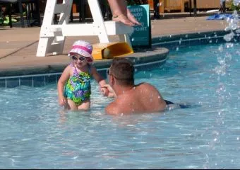 Hogyan mozogjon biztonságosan gyermeked a vízben?