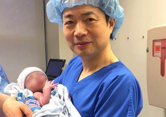 Megszületett a világon az első gyermek háromszülős mesterséges megtermékenyítéssel