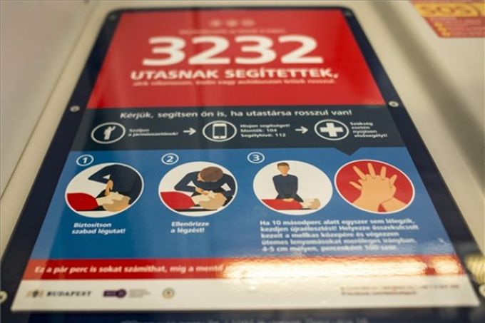 Plakátokon tanítják az életmentést a Combinókon Budapesten Plakátokon tanítják az életmentést a Combinókon Budapesten