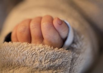 Meghalt a légpuskával meglőtt oldi csecsemő