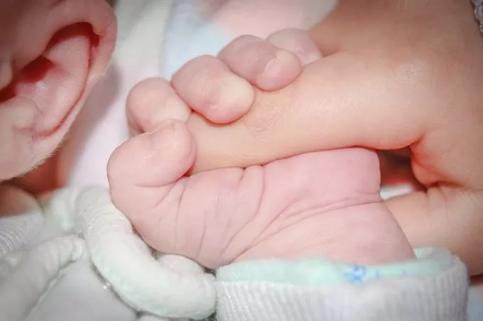 Először született babája olyan nőnek, akinek gyerekkori a petefészekszövetét ültették be