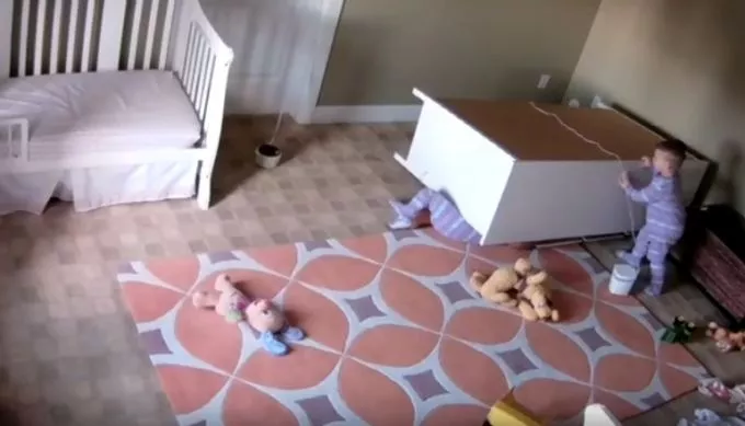 2 éves szuperhős: így menti ki ikertestvérét a kisfiú, miután rádőlt egy szekrény - VIDEÓ