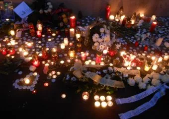 Gyászol az ország - több ezer mécses a Szinyei Merse Pál Gimnázium előtt