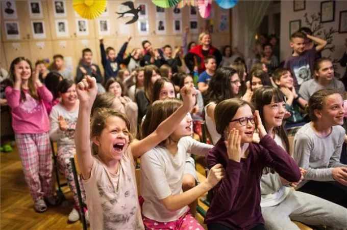 Hatalmas magyar siker és egy megható videó: így örültek az Oscar-díjnak a Mindenki c. filmben szereplő gyerekek