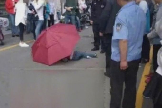 Tízemeletnyi magasból ugrott ki a hétéves fiú egy rajzfilm miatt Tízemeletnyi magasból ugrott ki a hétéves fiú egy rajzfilm miatt