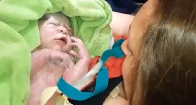 Újabb baba született egy repülőn - ő is egész életében ingyen repülhet a születésnapján (videó)