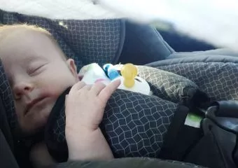 Véletlenül zárták a forró kocsiba a babát - rendőrök törték be a szélvédőt Siófokon