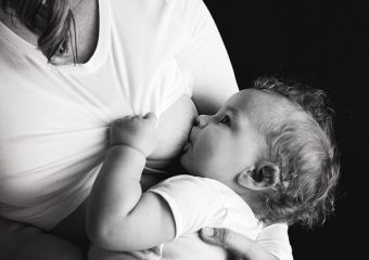 Félelmetes jelenet szoptatás közben - mit tegyünk, ha a baba félrenyelte a tejet és fulladozik?