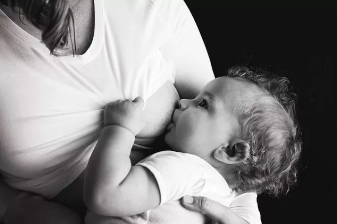 Félelmetes jelenet szoptatás közben - mit tegyünk, ha a baba félrenyelte a tejet és fulladozik?