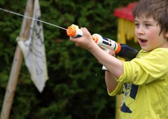 20 nyári játék, amit szülők nélkül is játszhatnak a gyerekek