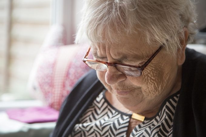 Ne dőlj be az "unokázós csalás"-nak: így lopják meg a nagyszülőket az unokáikra hivatkozva Ne dőlj be az "unokázós csalás"-nak: így lopják meg a nagyszülőket az unokáikra hivatkozva