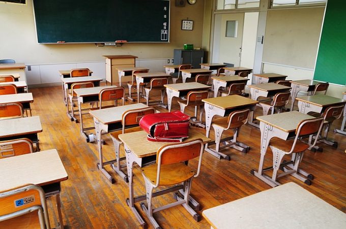 Szülők tomboltak és bántalmaztak gyerekeket egy általános iskolában Szülők tomboltak és bántalmaztak gyerekeket egy általános iskolában