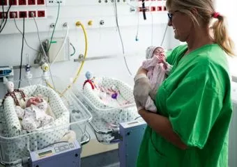 Testmelegben odakint is - már egészen PICi babák is édesanyjuk mellett lehetnek a kecskeméti koraszülött-intenzív részlegen