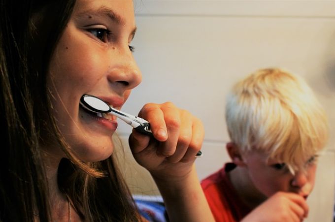 Hogyan tisztítsuk a tejfogakat? Milyen legyen a fogkefe? - A helyes fogmosás lépései