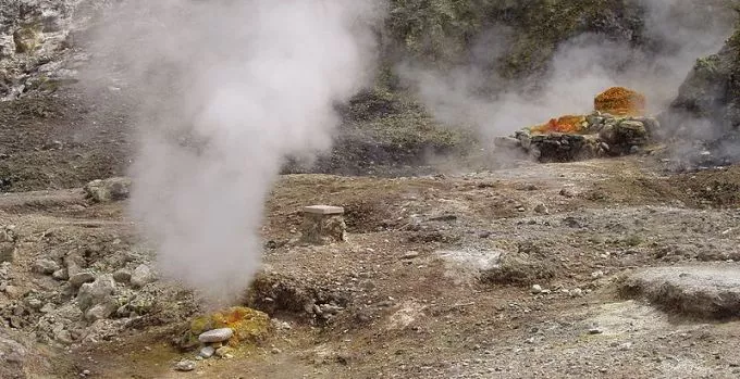Forró vulkáni kráterbe esett a kisfiú, szülei megpróbálták kimenteni - mindhárman meghaltak