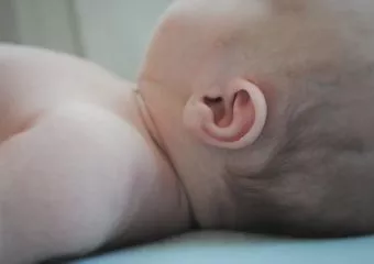 Jelek, melyekből csecsemőknél is felismerhető a fülgyulladás