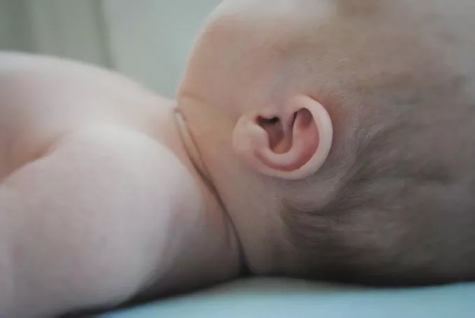 Jelek, melyekből csecsemőknél is felismerhető a fülgyulladás