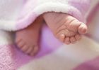 Sikeresen megműtötték a babát, aki testén kívül dobogó szívvel született - videó