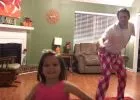 Tündéri apa-lánya tánc: vicces műsorral várták haza anyát