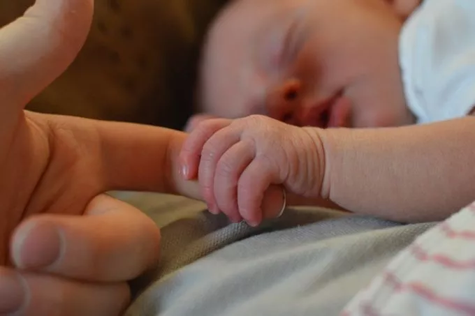 Elcseréltek két babát egy kórházban, de a szülők nem akarják visszacserélni a gyerekeket