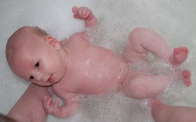 A baba fürdetése - hogyan mosdassuk a csecsemőt?