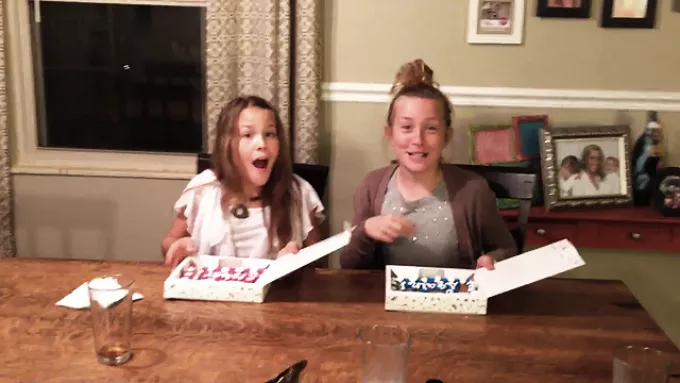Tündéri videó - Így örültek a lányok, mikor megtudták: testvérük születik