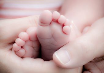 5 perc alatt bújt ki a baba a kórházi folyosón - profi fotós örökítette meg a szülés minden pillanatát