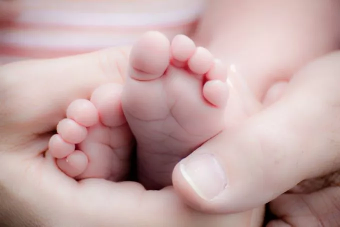 5 perc alatt bújt ki a baba a kórházi folyosón - profi fotós örökítette meg a szülés minden pillanatát