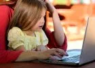 A kütyük fejlesztő hatásai: Mit tanul a gyerek a digitális eszközök játékos használata közben?