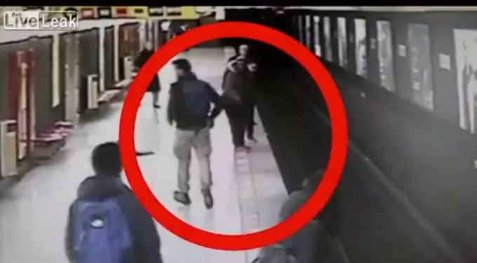 A metró elé ugrott egy kisgyerek - idegen férfi mentette meg az életét (videó)
