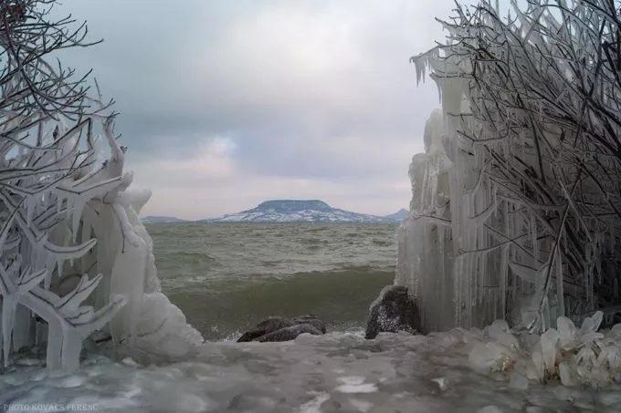 Ilyen szépet idén még nem láttál: Gyönyörű látvány a jégbe borult Balaton