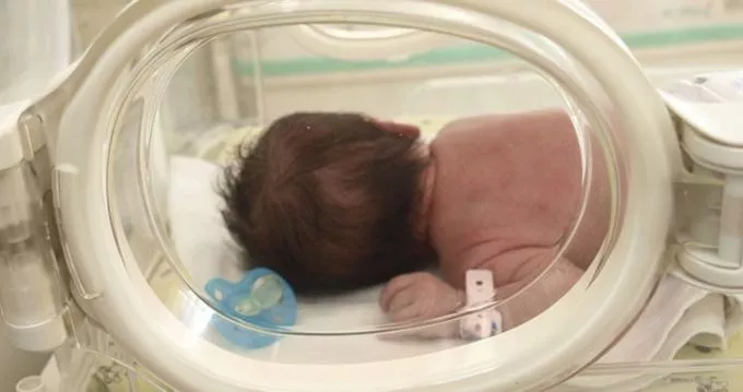 Egészséges újszülött kislányt találtak a Jahn Ferenc kórház inkubátorában